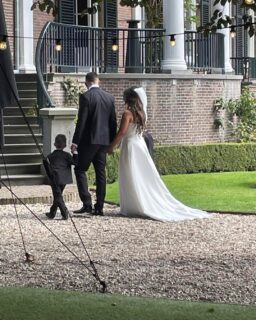 Behind the scenes… daar maak ik graag wat foto’s! Om de dag, de sfeer, het moment samen te vatten. Een professional aan het werk op de foto zetten, terwijl hij doet wat hij het liefste doet📸, een sneak peak van de ceremonie setting💍of de voorbereidingen van de first look👩❤️💋👨. Allemaal bijzondere momenten die ik opsla in mijn hart.  #trouwenin2025 #ceremoniespreker #lovemyjob #landgoedrhederoord #babs #liefde