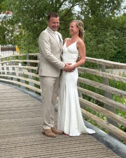 🩷16 mei 2025🩷
Mijn allereerste bruiloft… en wat was het bijzonder✨

Niet zomaar een ceremonie, maar die van mijn zwager en schoonzus. Het was zo’n enorme eer om de liefde van mensen die zo dichtbij staan te mogen bezegelen met mijn woorden. Wat een start van dit prachtige avontuur! 💕

#trouwen #trouwen2025  #ceremoniespreker #zelfstandigtrouwambtenaar #liefdeswoorden Foto credits @littlemomentsnl